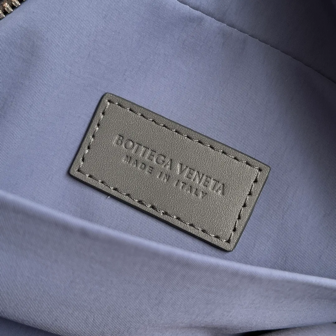 Batch 1260 BOTTEGA VENETA 2024 new INTRECCIATO classic toiletry bag, the choice of discerning people. The low-key luxury quality is the interpretation of its brand. If you like low-key BV, it is the first choice~~ Style number: 729295 Size: 26*13*10cm